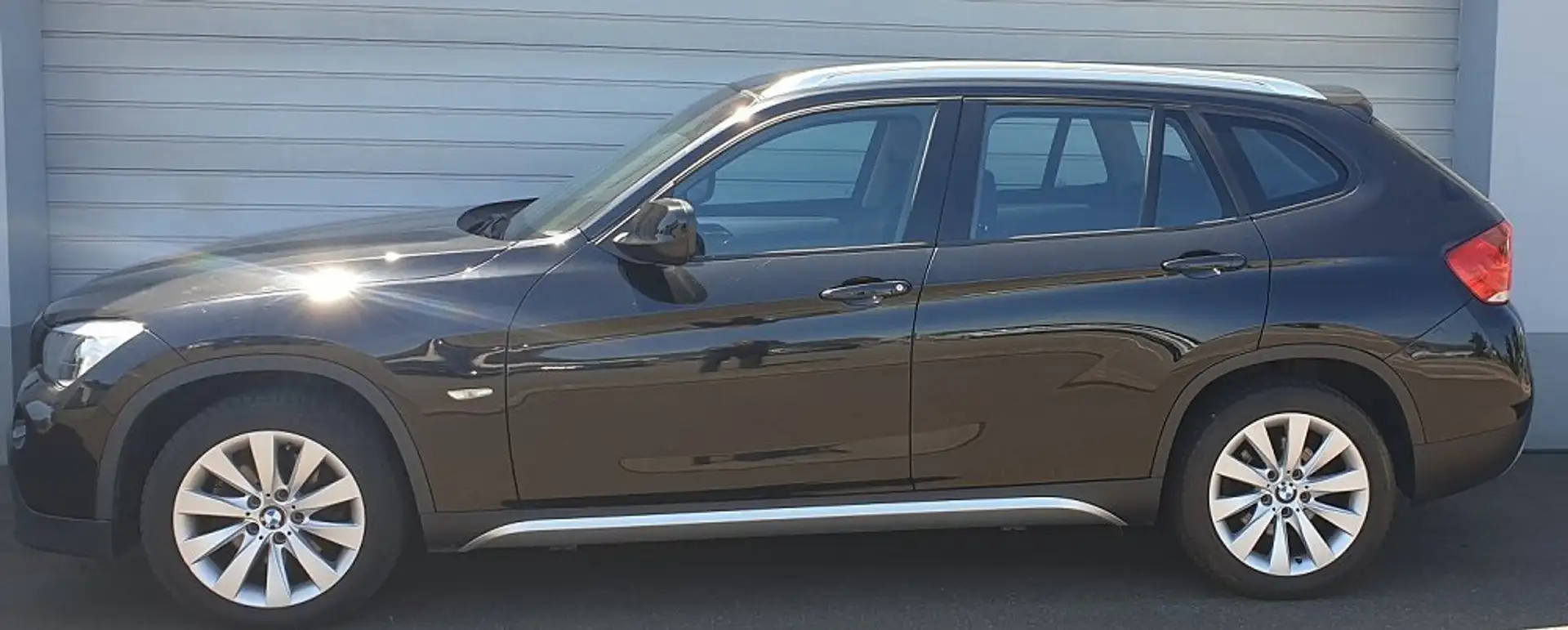 BMW X1 18 i sDrive Automatik Schwarz - 2