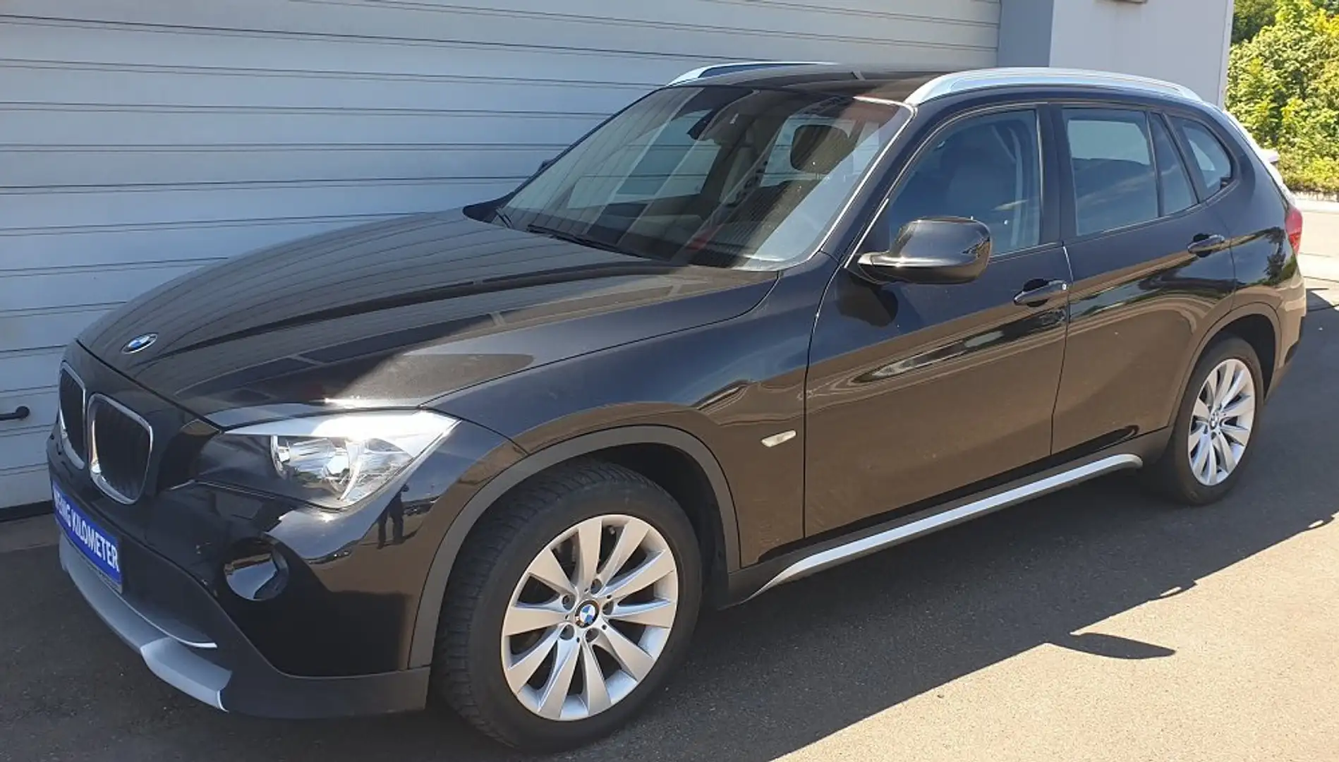 BMW X1 18 i sDrive Automatik Schwarz - 1