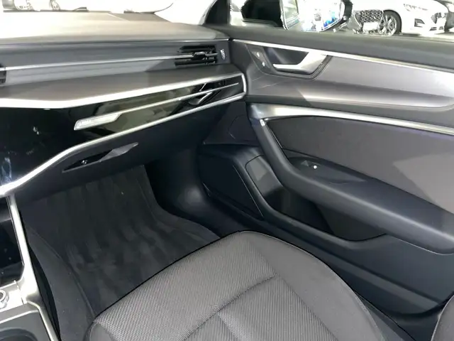 Audi A6 Avant view 9