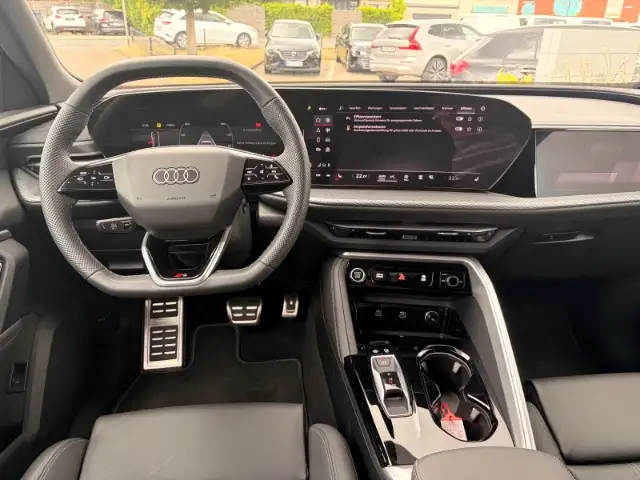 Audi Q5 view 8