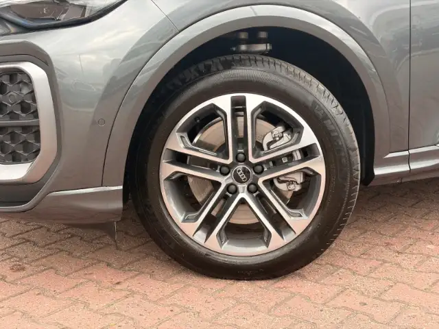Audi Q5 view 7