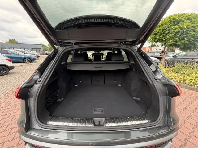 Audi Q5 view 12