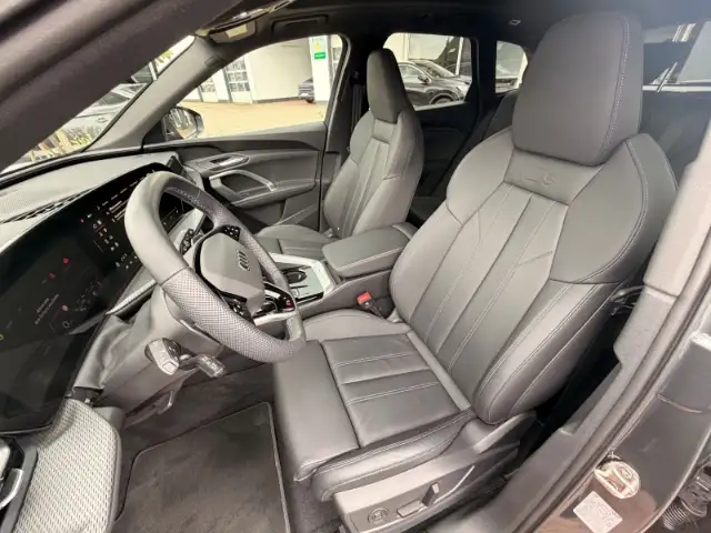 Audi Q5 view 9