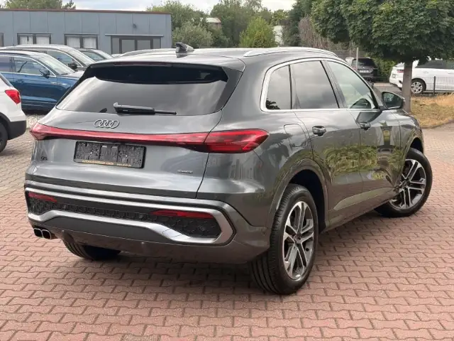 Audi Q5 view 4
