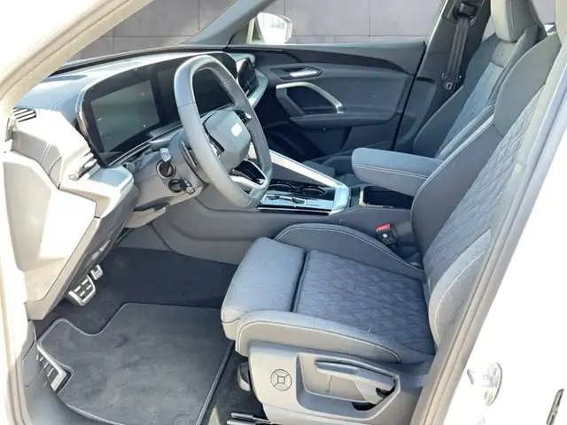 Audi Q5 view 11