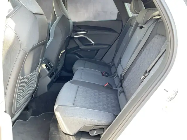 Audi Q5 view 12
