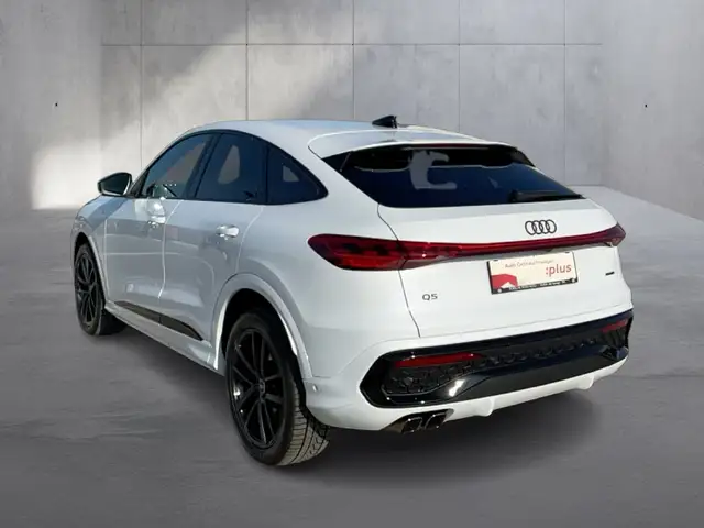 Audi Q5 view 3