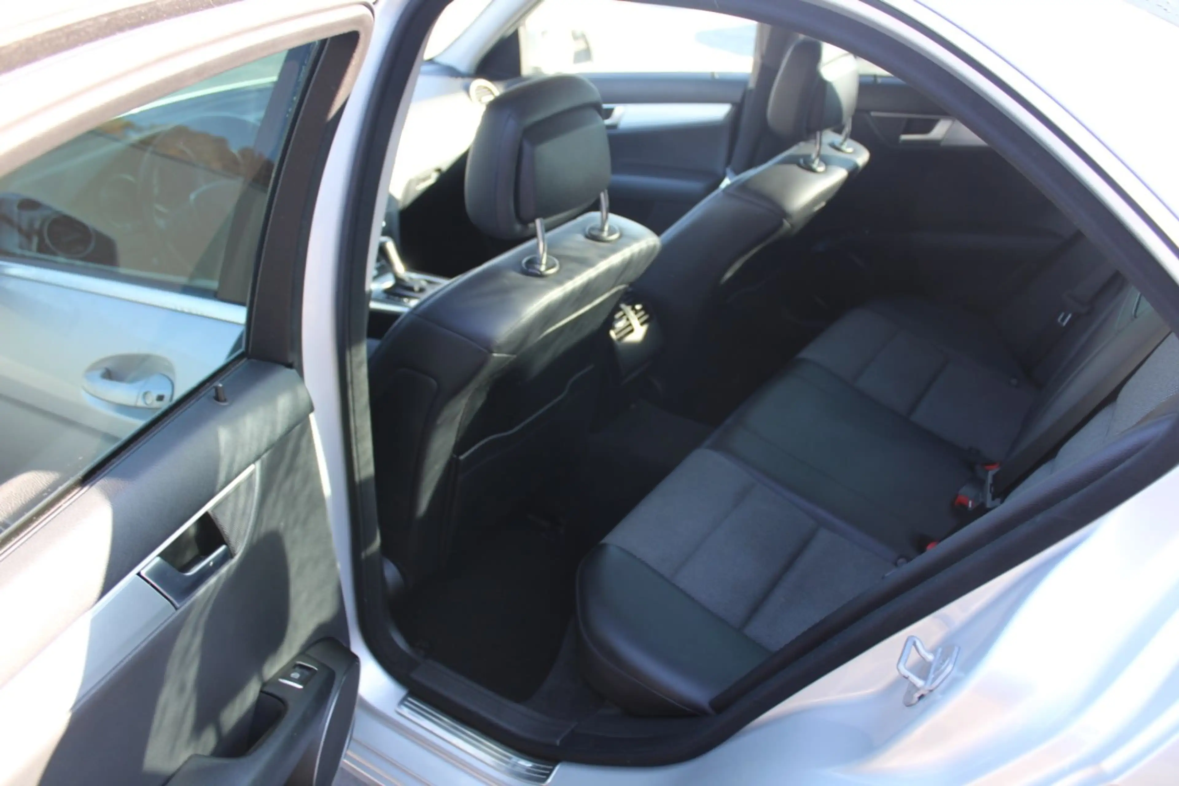Mercedes-Benz C 200 Limousine CGI BlueEfficiency *Avantgarde* — photo 14