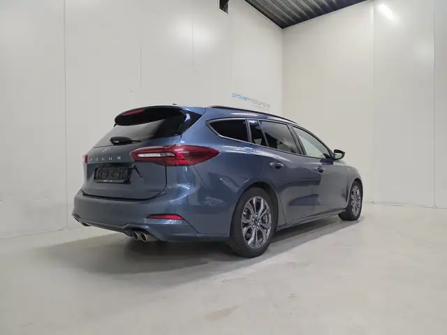 Ford Focus view 3
