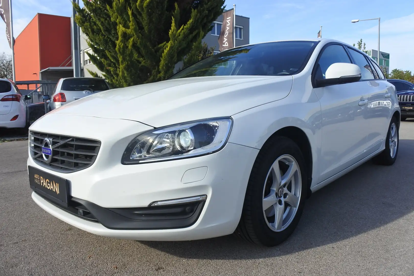 Volvo V60 V60 D3 Sport Geartronic/AHK/8FACH/NAVI/BI-XENON Blanc - 1