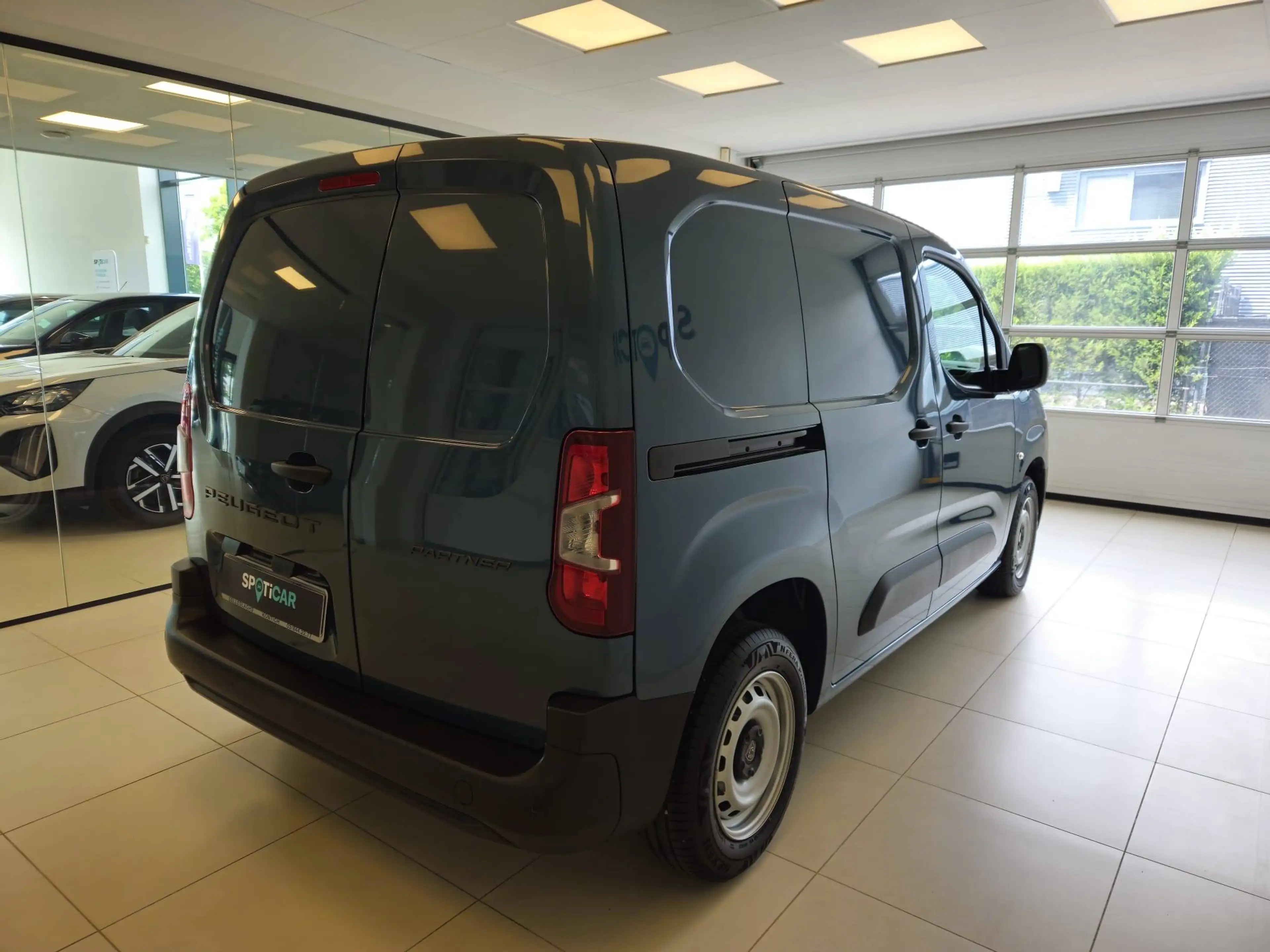 Peugeot Partner 1.2 Turbo benzine 110 PK — photo 4