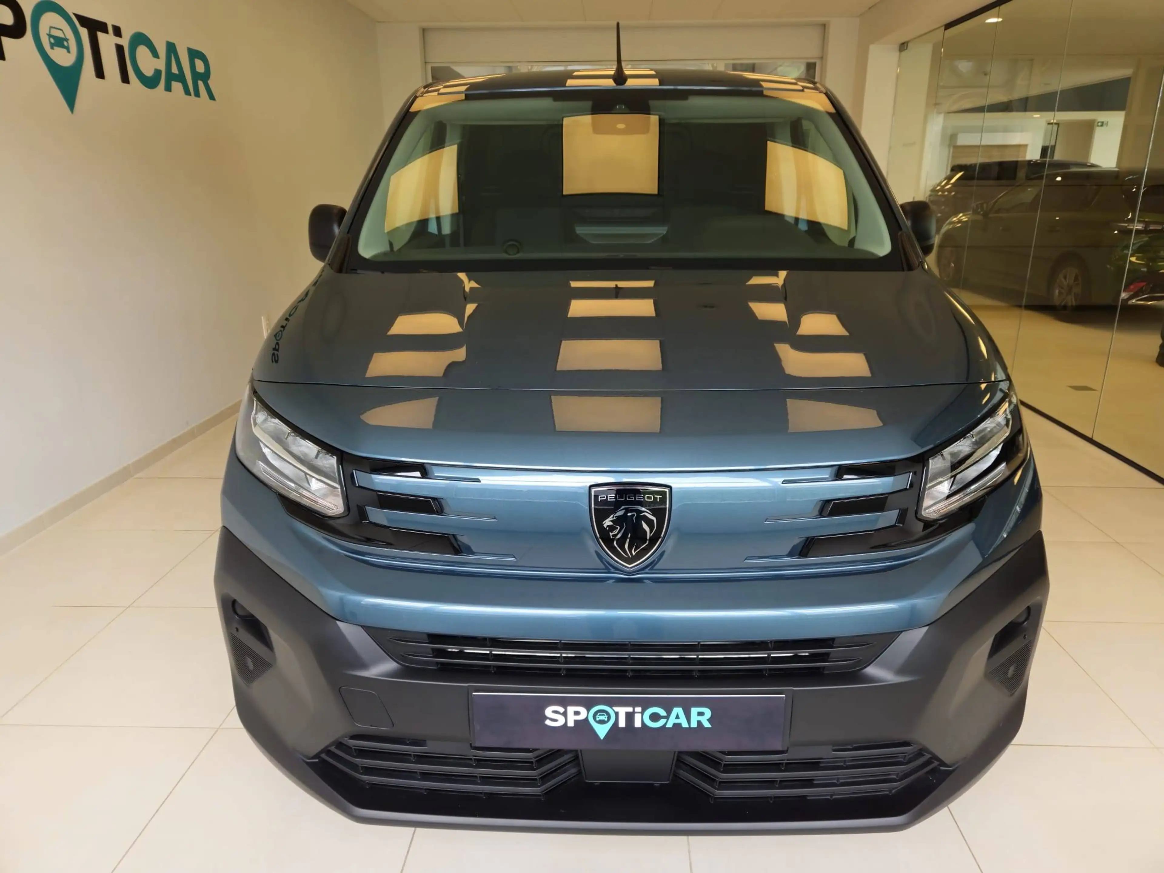 Peugeot Partner 1.2 Turbo benzine 110 PK — photo 2