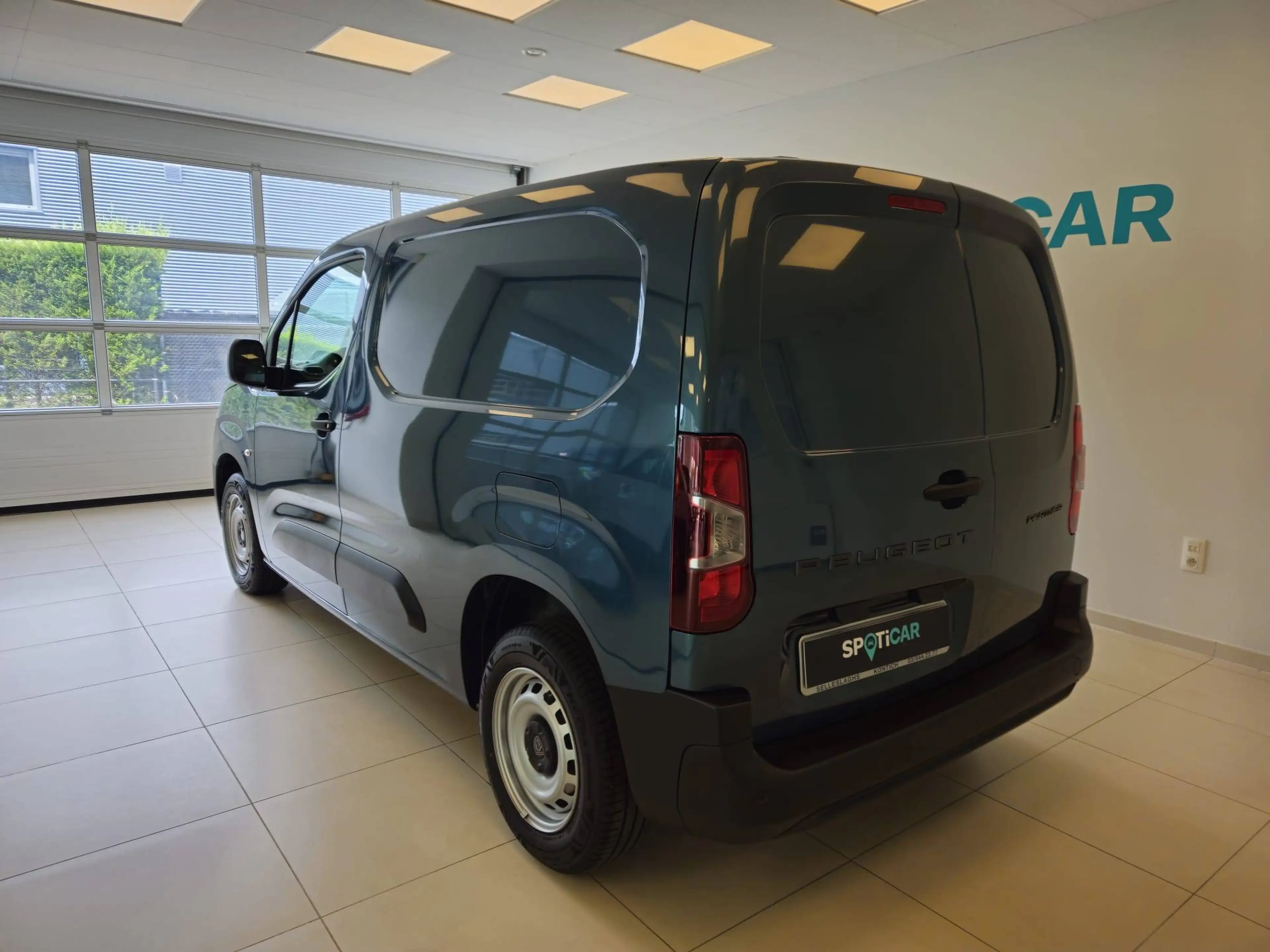 Peugeot Partner 1.2 Turbo benzine 110 PK — photo 6
