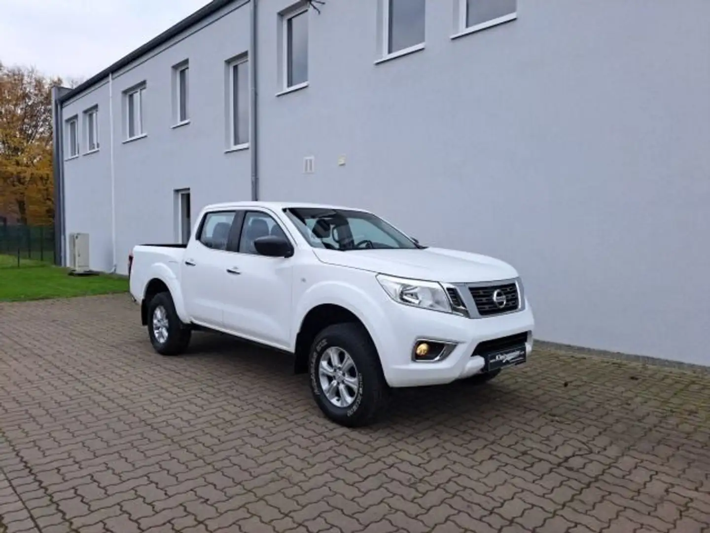 Nissan Navara NP300 Visia Double Cab 4x4*AHK* Weiß - 2