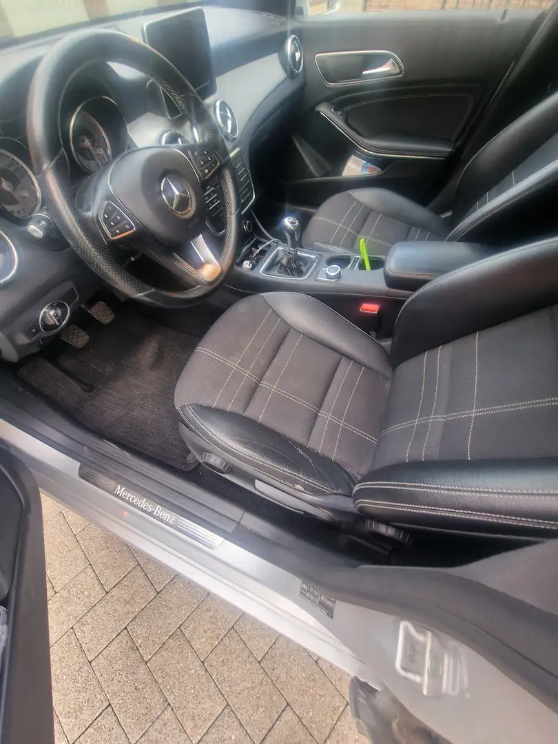 Mercedes-Benz CLA 180 CLA 180 StreetStyle Gris - 1