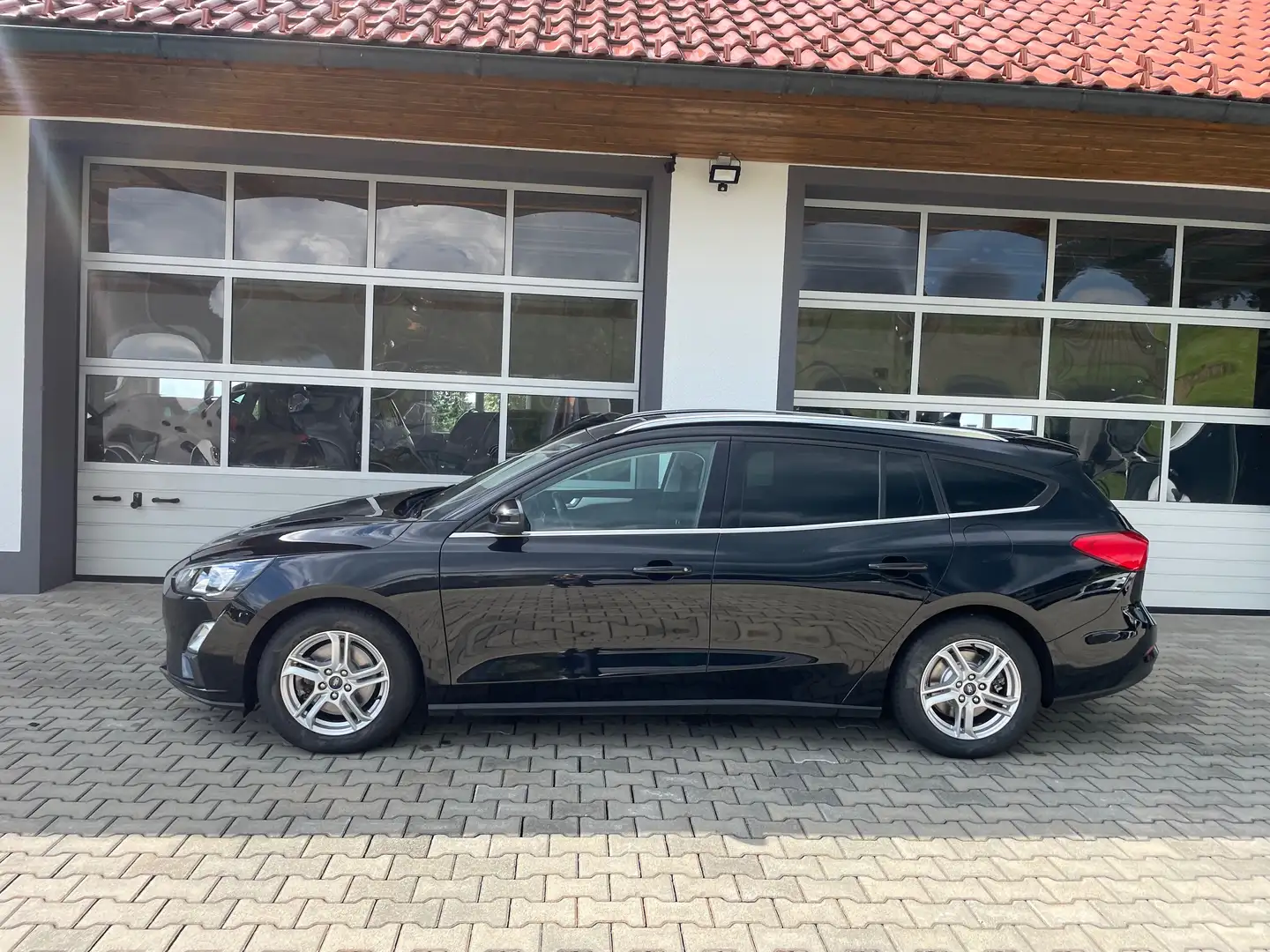 Ford Focus Turnier 1,5 TDCI *NAVI*PDC*APP-CONNECT*SITZHZ* Schwarz - 2