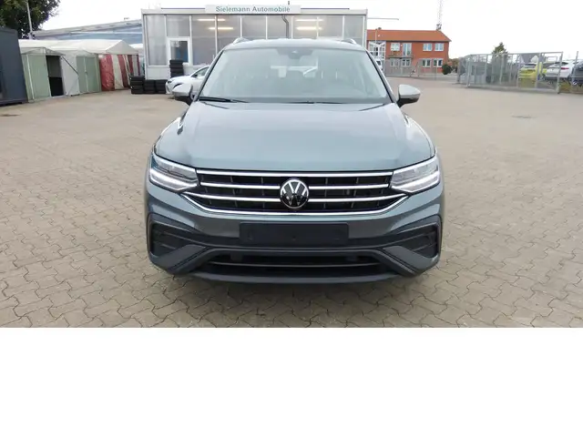 Volkswagen Tiguan Allspace view 3