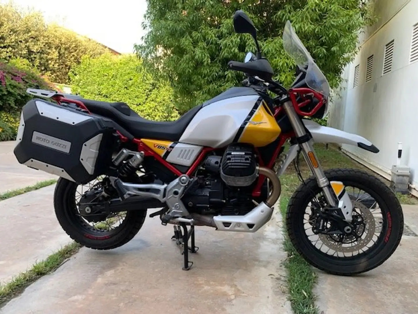 Moto Guzzi V 85 TT evocative graphics Yellow - 2