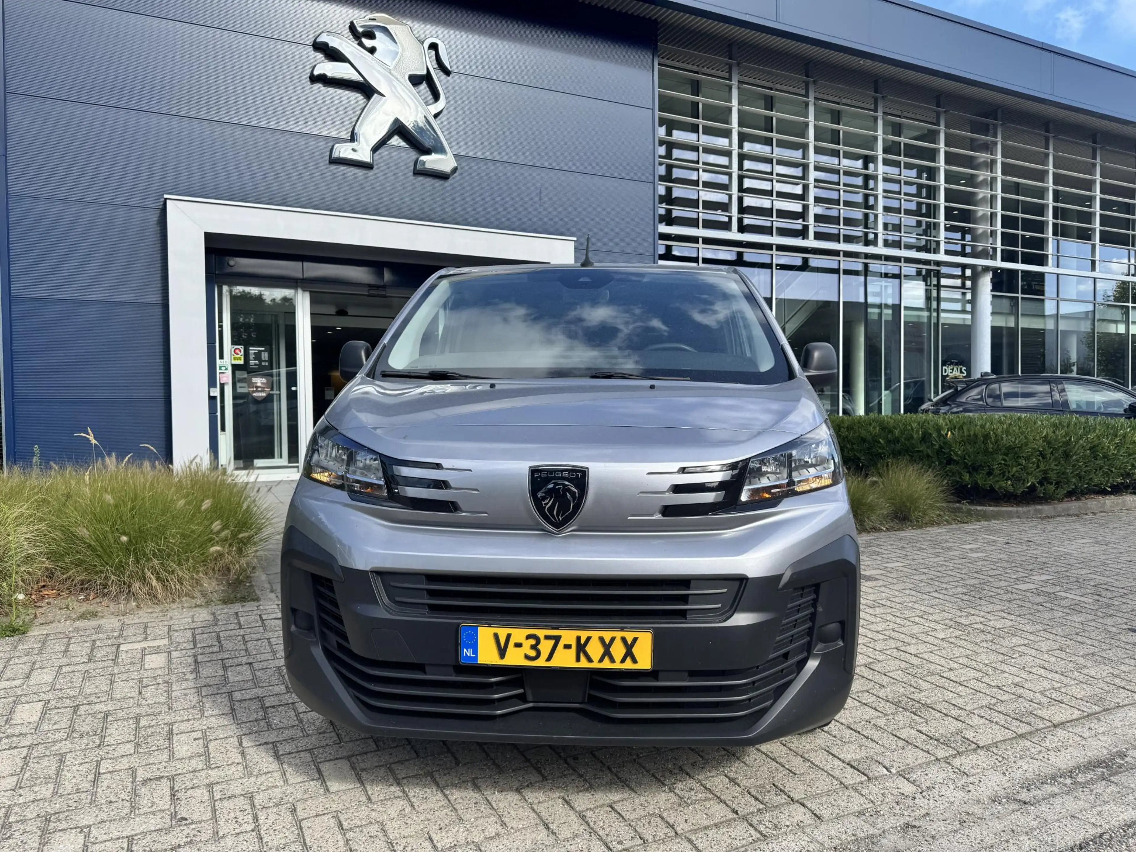Peugeot Expert 2.0 BlueHDi 145 L2 — photo 2