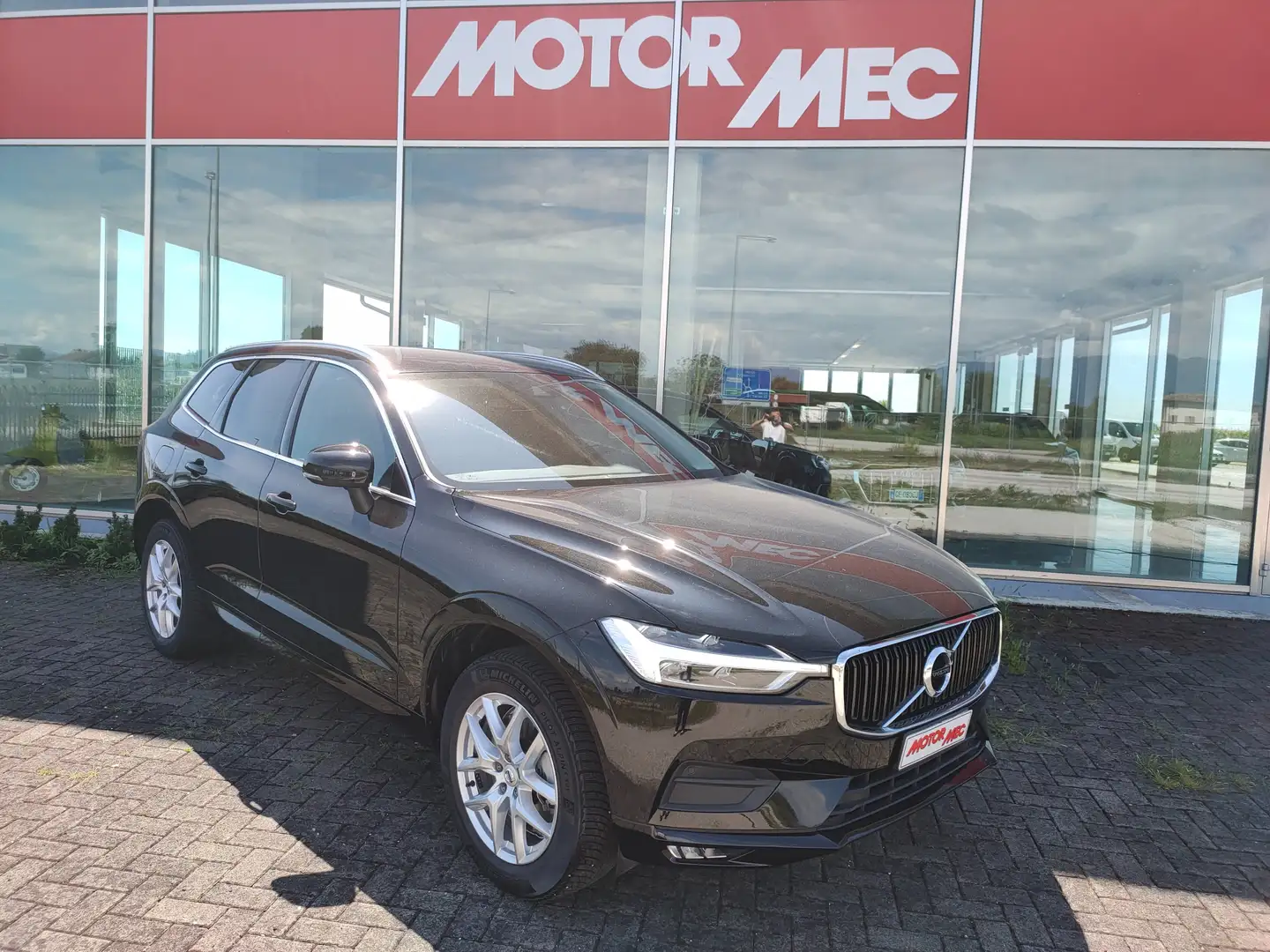 Volvo XC60 XC60 2.0D B4 Momentum Pro AWD Auto. IVA deducibile Nero - 1