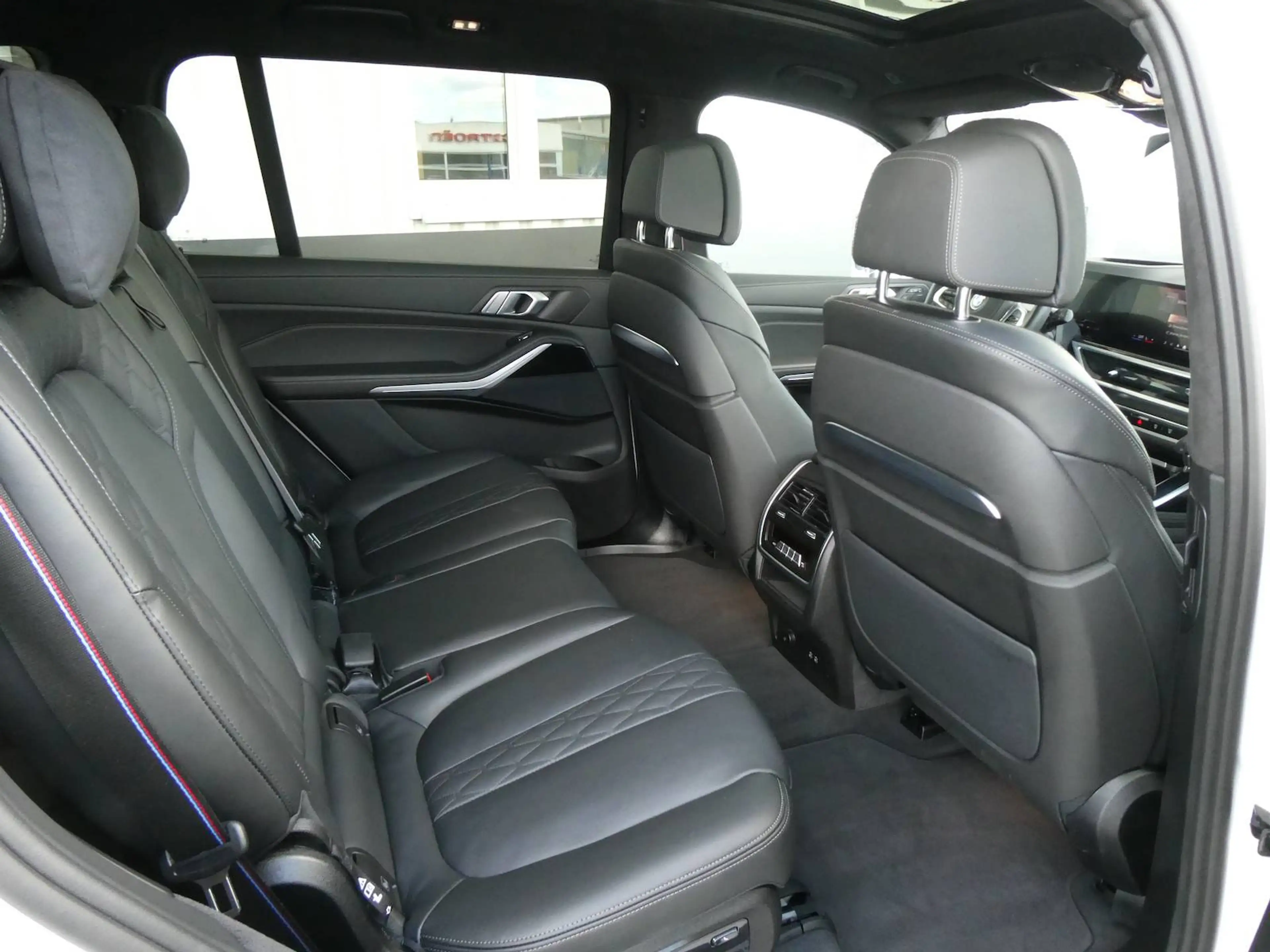 BMW X7 xDrive 40 i M Sport Pro — photo 11
