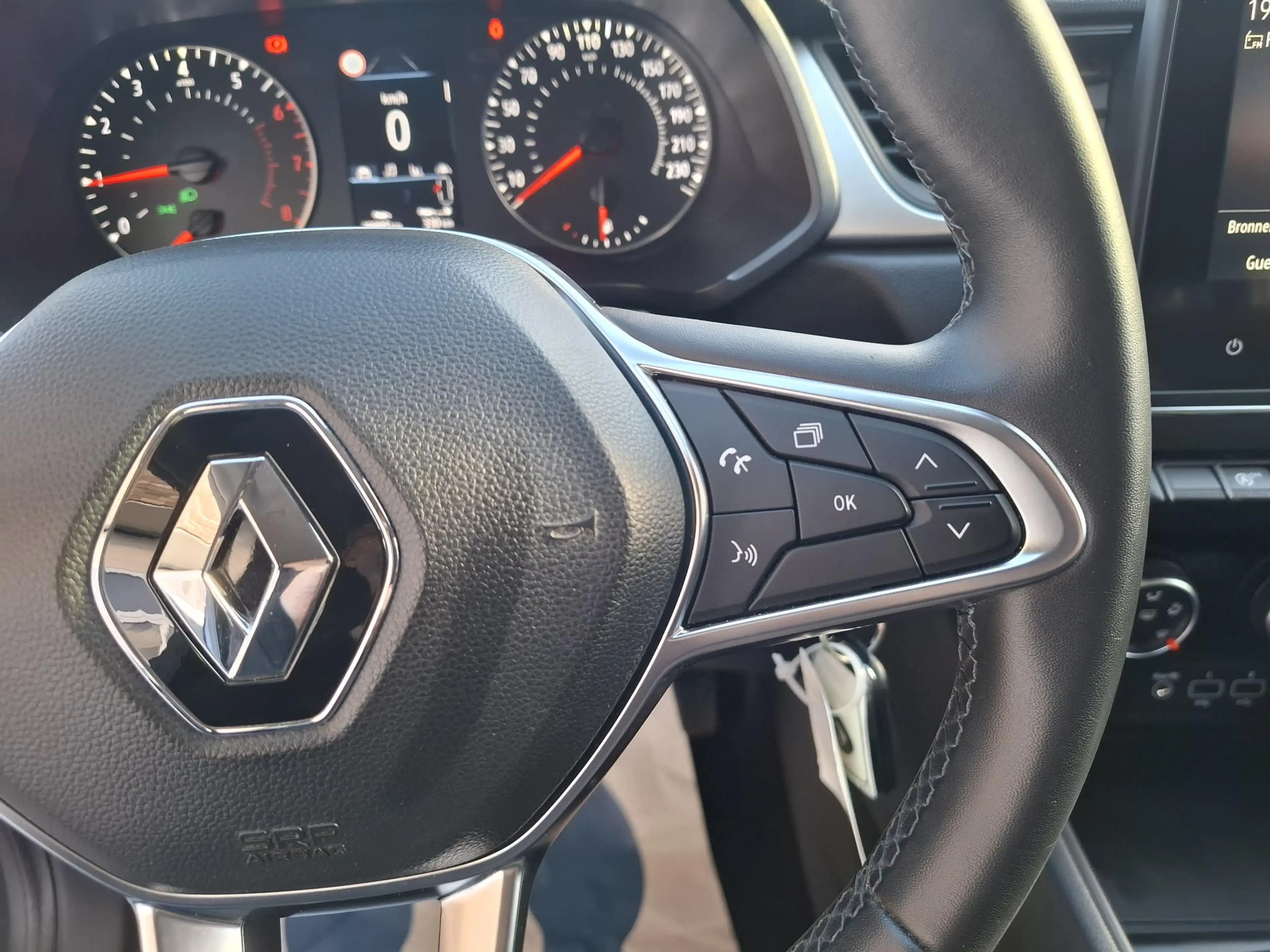 Renault Captur 1.0 TCe 100 Zen — photo 30