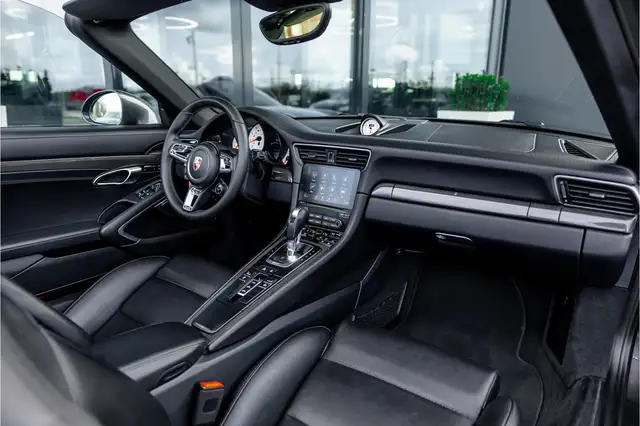Porsche 911 view 11