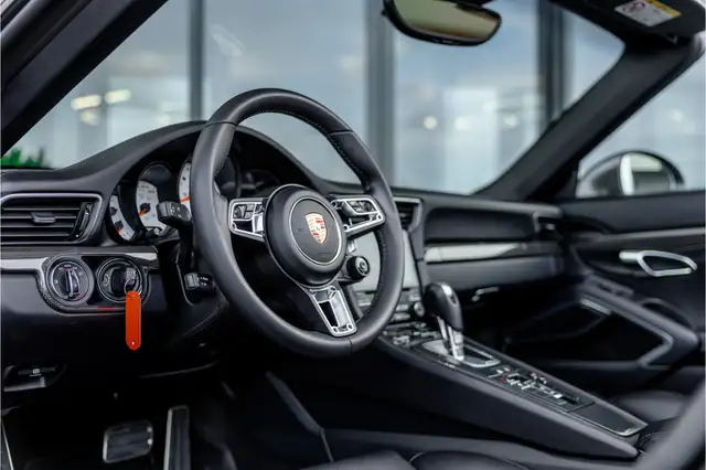 Porsche 911 view 10