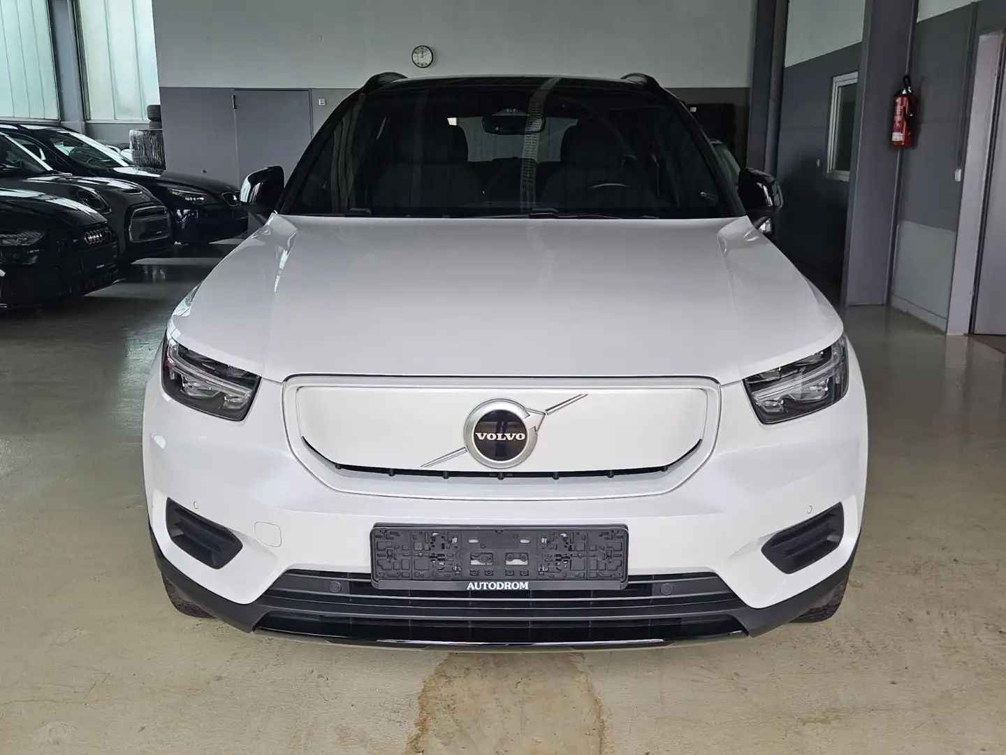 Volvo XC40 Plus Recharge Pure Electric 2WD +Standklima Weiß - 2