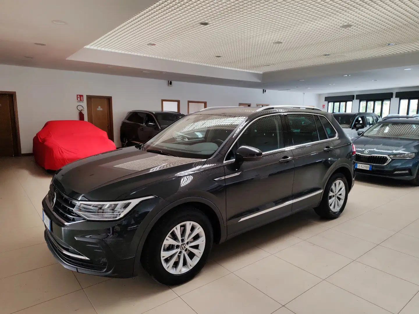 Volkswagen Tiguan 2.0 TDI SCR Fari LED Adaptive Cruise Clima3Zone Grau - 1