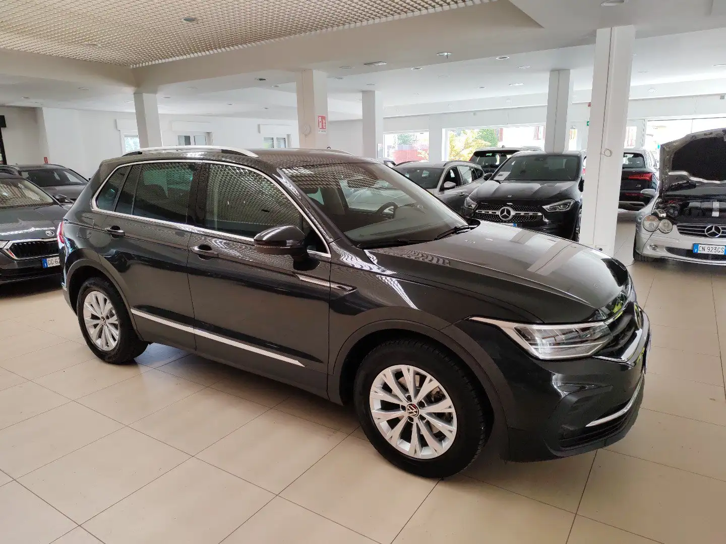 Volkswagen Tiguan 2.0 TDI SCR Fari LED Adaptive Cruise Clima3Zone Grau - 2