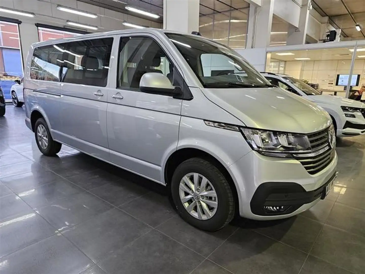 Volkswagen T4 Caravelle 2.0TDI 4MO Batalla Larga Aut. 110kW srebrna - 2