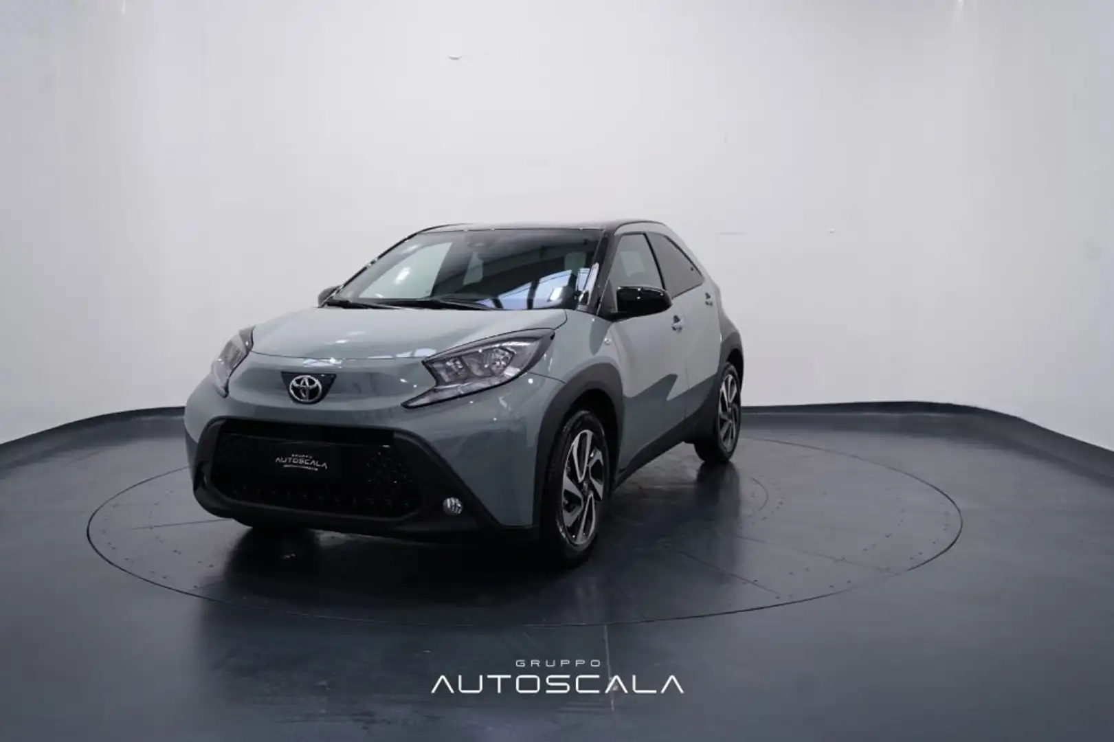 Toyota Aygo X 1.0 VVT-i 72 CV 5 porte Trend Grigio - 1