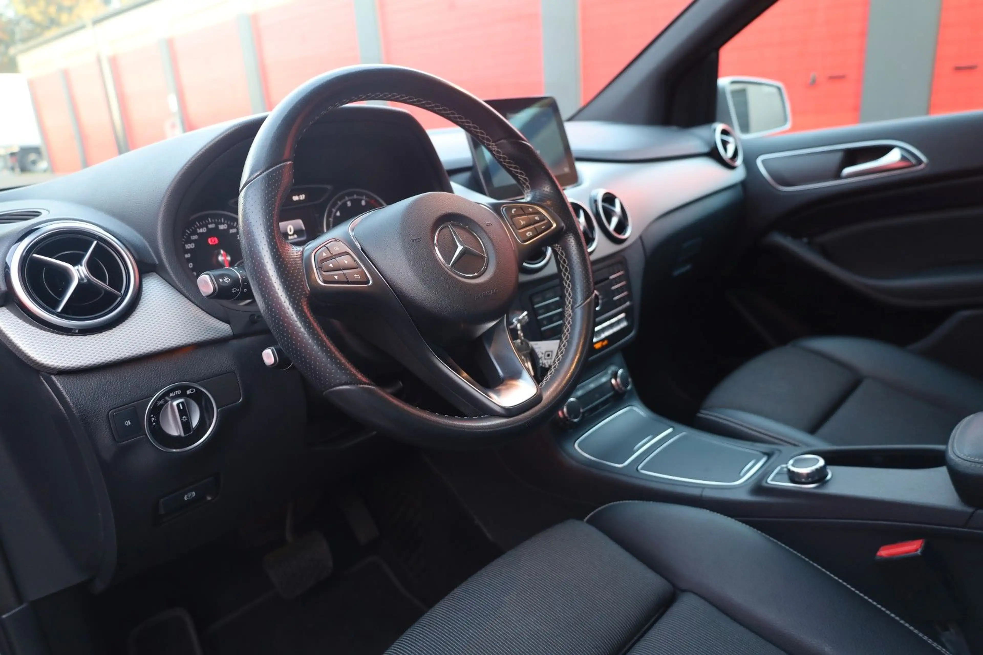 Mercedes-Benz B 200 Urban Navi AHK LED Kamera PDC — photo 11