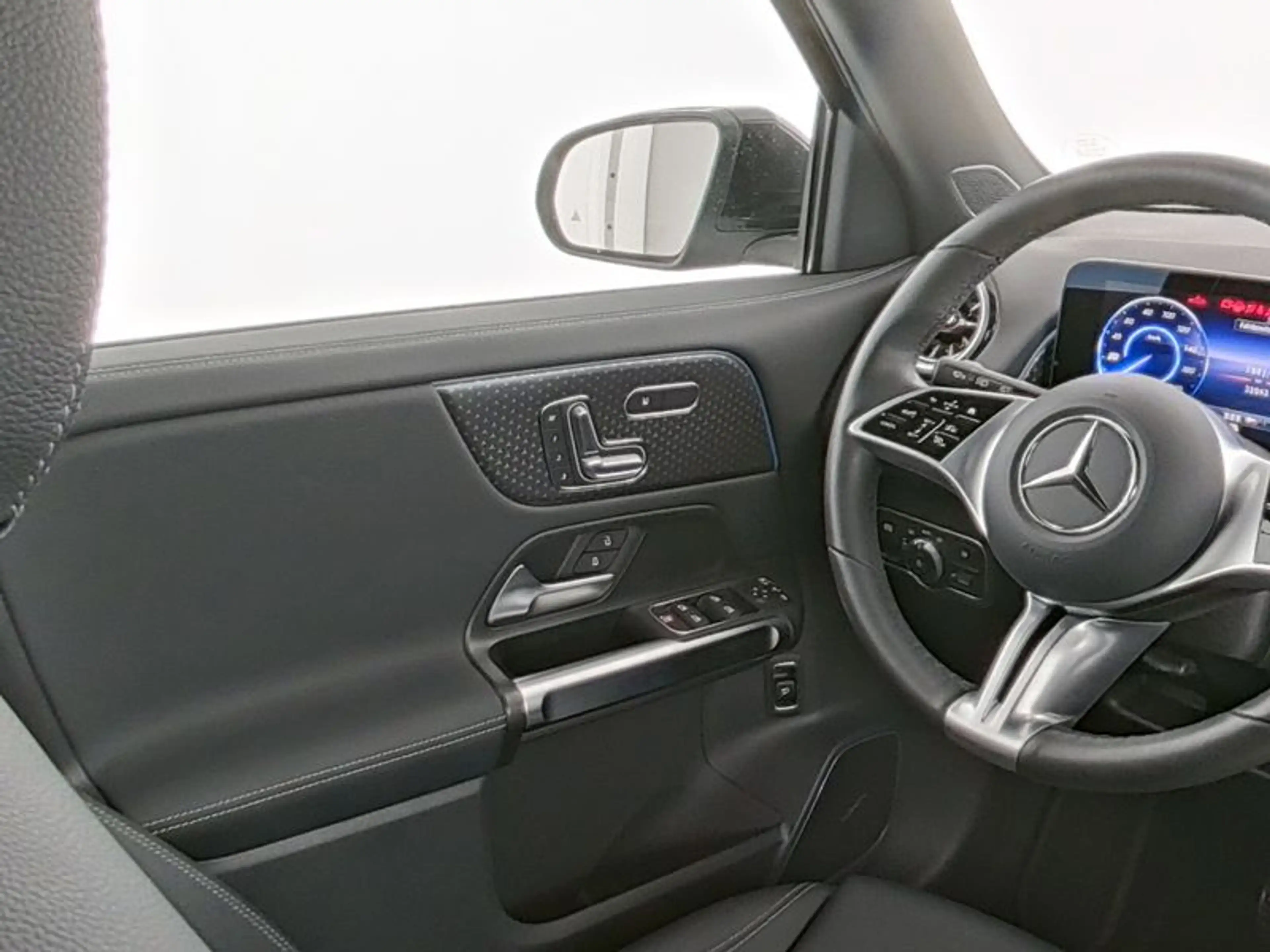 Mercedes-Benz EQB 250 + Progressive Distronic+ LED 360° Burm. — photo 6