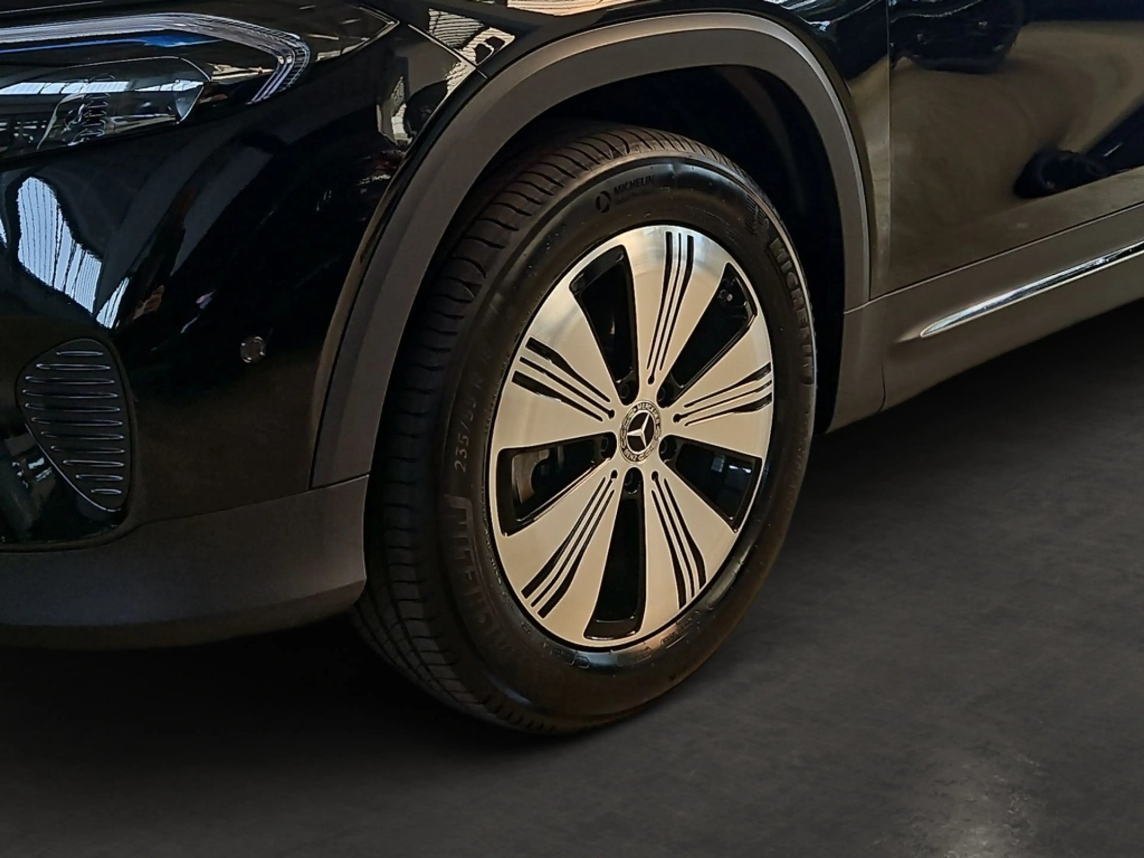 Mercedes-Benz EQB 250 + Progressive Distronic+ LED 360° Burm. — photo 6