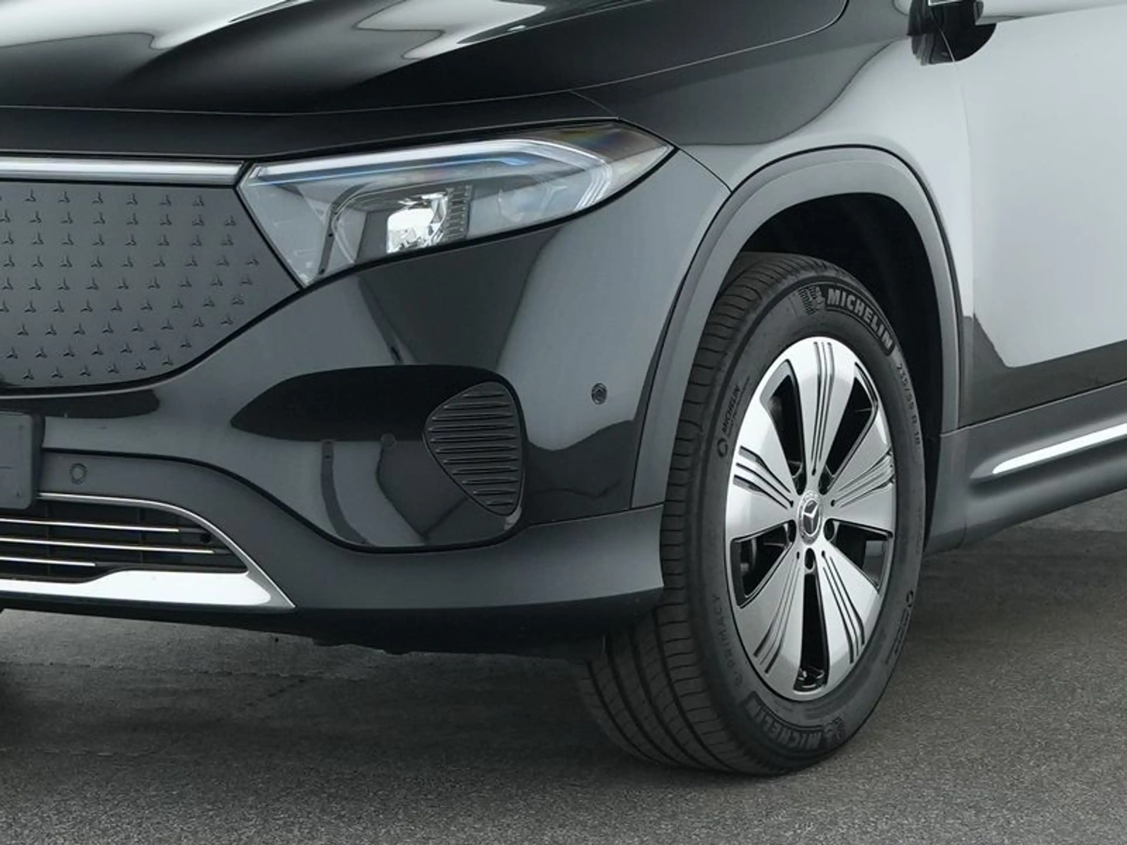 Mercedes-Benz EQB 250 + Progressive Distronic+ LED 360° Burm. — photo 2