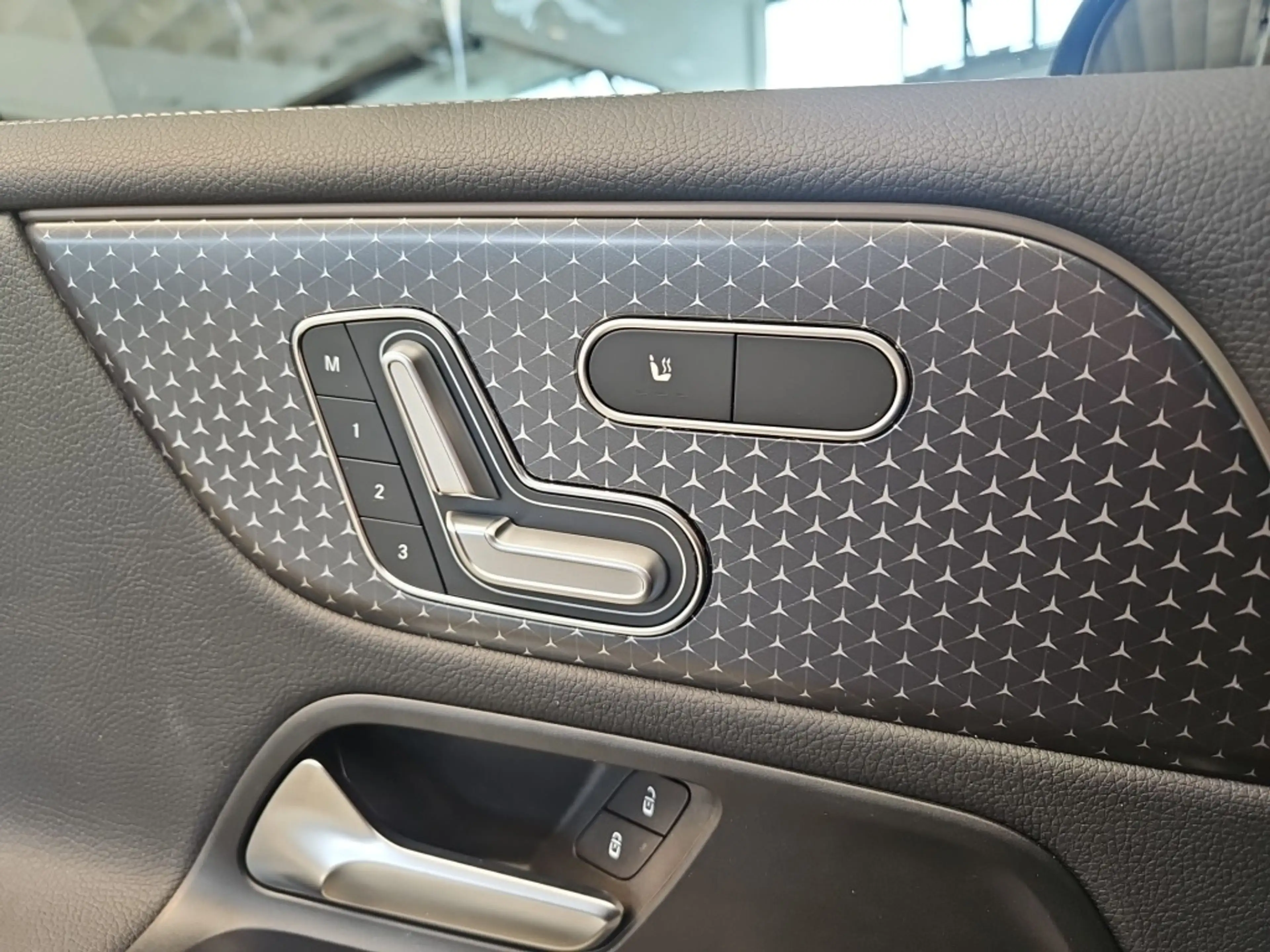 Mercedes-Benz EQB 250 + Progressive Distronic+ LED 360° Burm. — photo 13