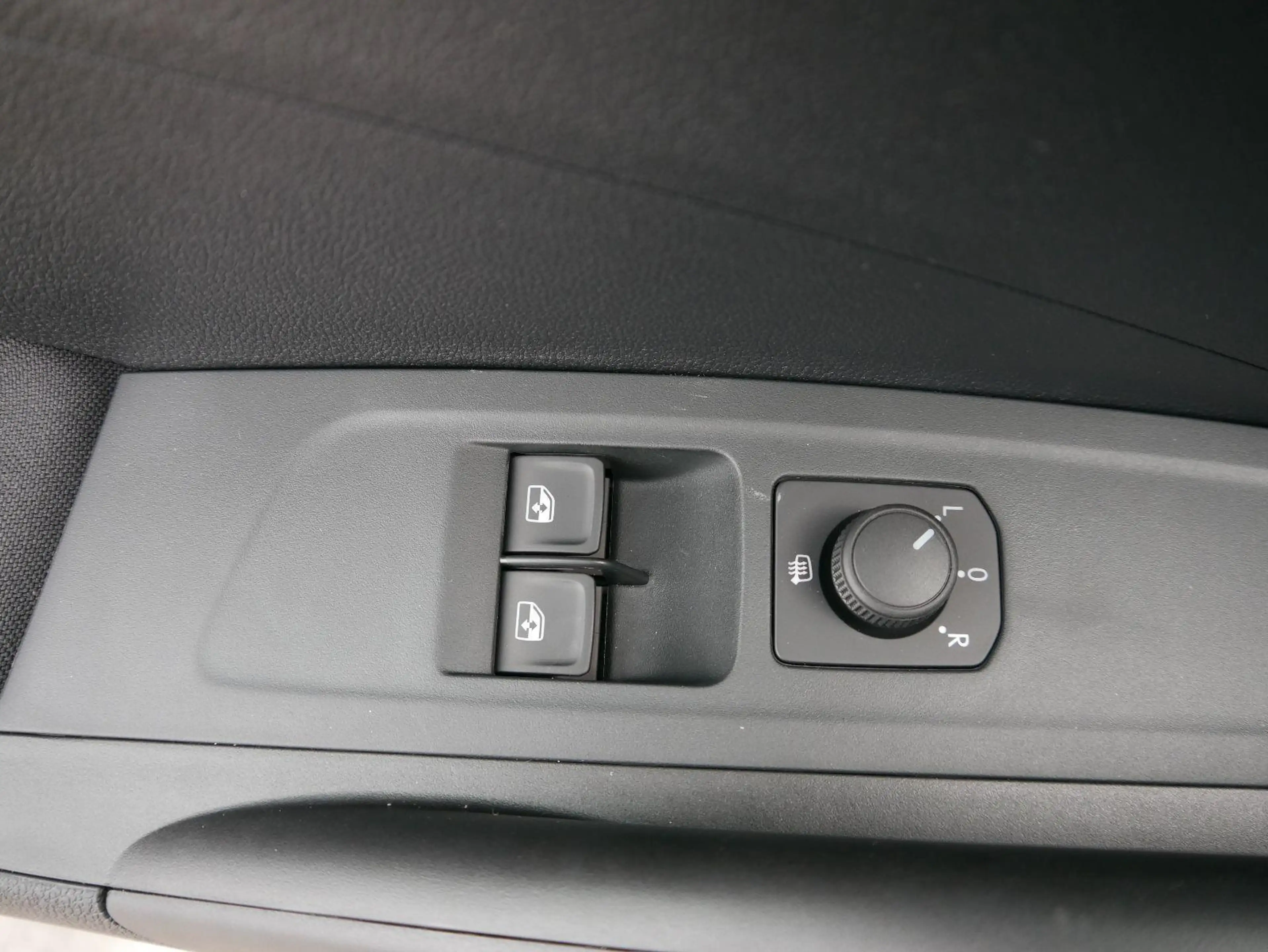 Skoda Fabia Selection 1.0 TSI *LED*PDC-HI*SMARTLINK*SHZ*BLU... — photo 9