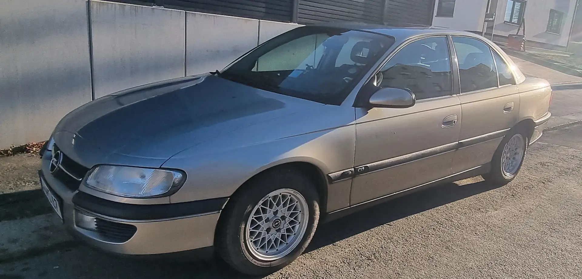 Opel Omega Omega 2.0 16V CD Amarillo - 1