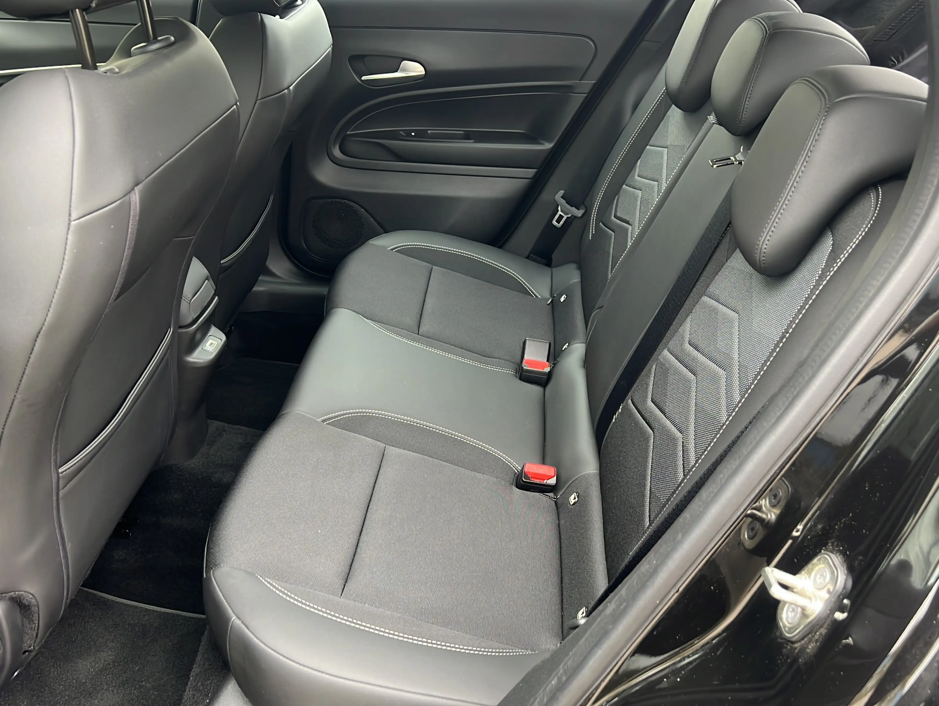 Jeep Avenger 1.2 GSE T-GDI Altitude*Navi*LED*CarPlay — photo 12