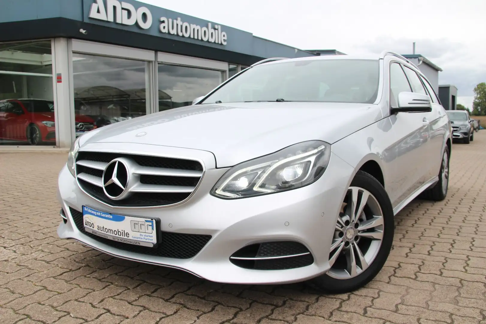 Mercedes-Benz E 220 d T BlueEfficiency LED/Navi/Teilleder/AHK Silber - 2