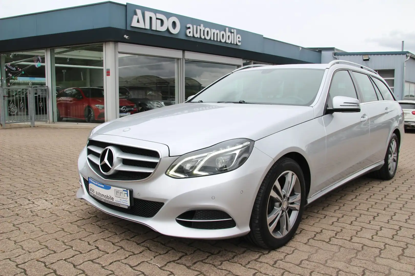 Mercedes-Benz E 220 d T BlueEfficiency LED/Navi/Teilleder/AHK Silber - 1
