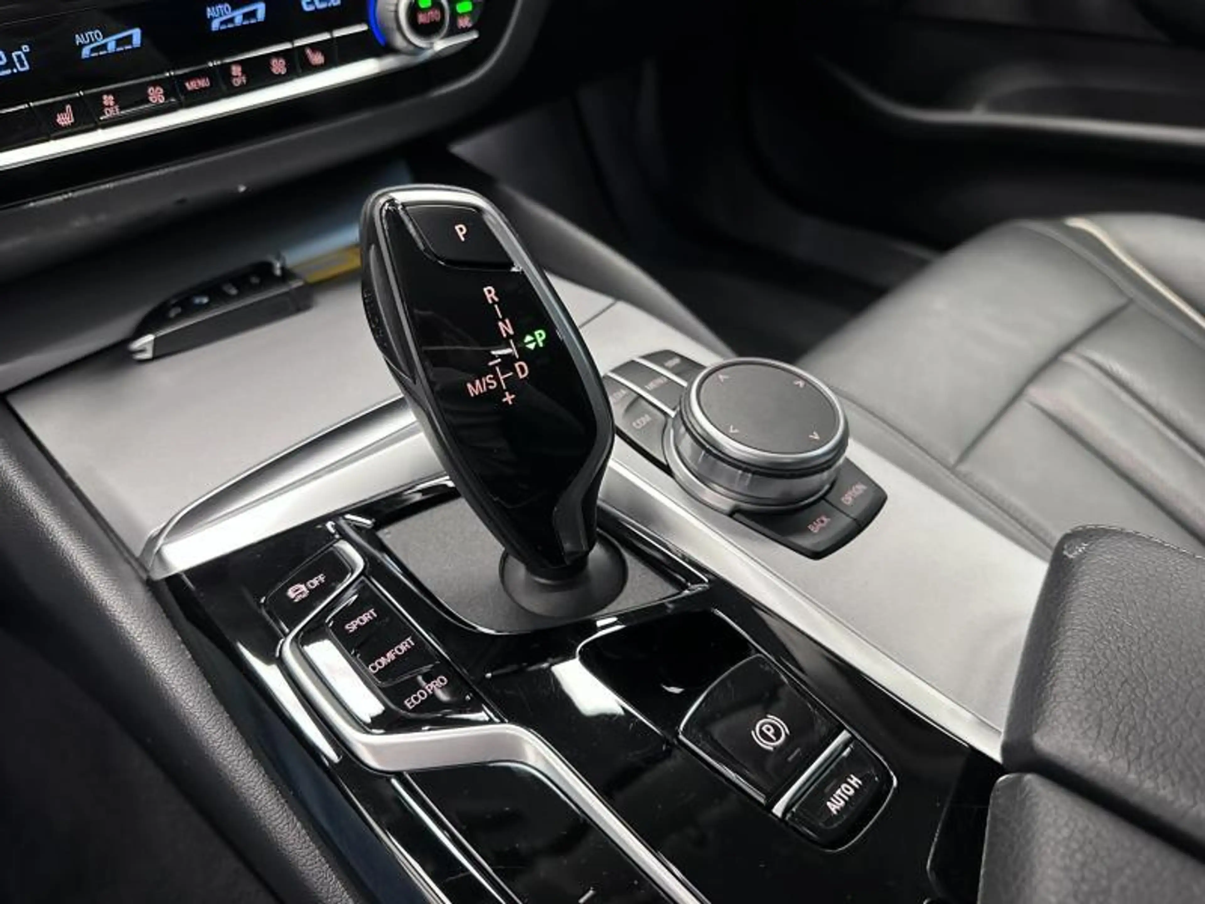 BMW 518 d*AUT*CARPLAY*LEDER*TOURING* — photo 25