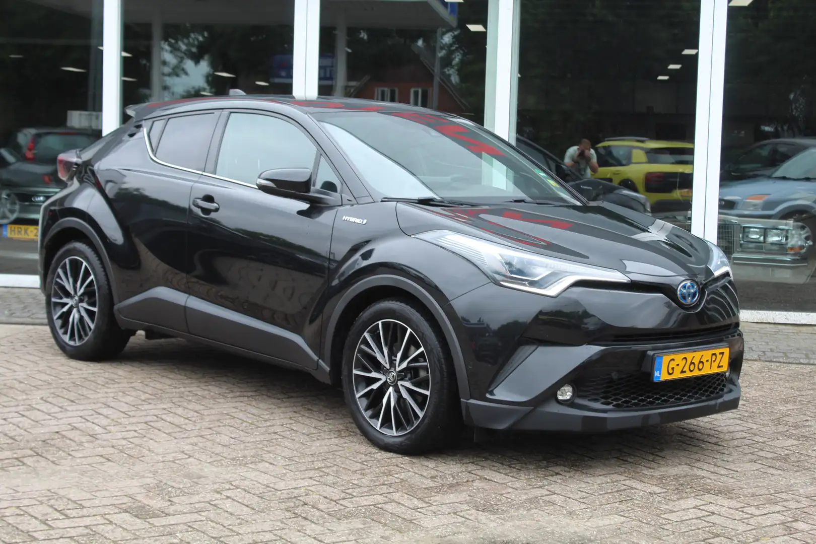 Toyota C-HR 1.8 Hybrid Executive Ultimate Zwart - 2