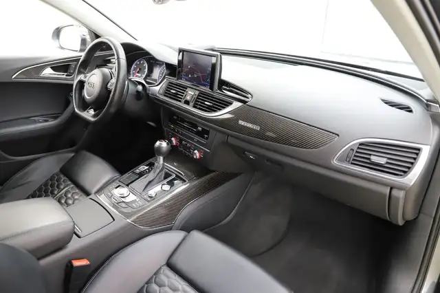 Audi RS6 Avant view 9