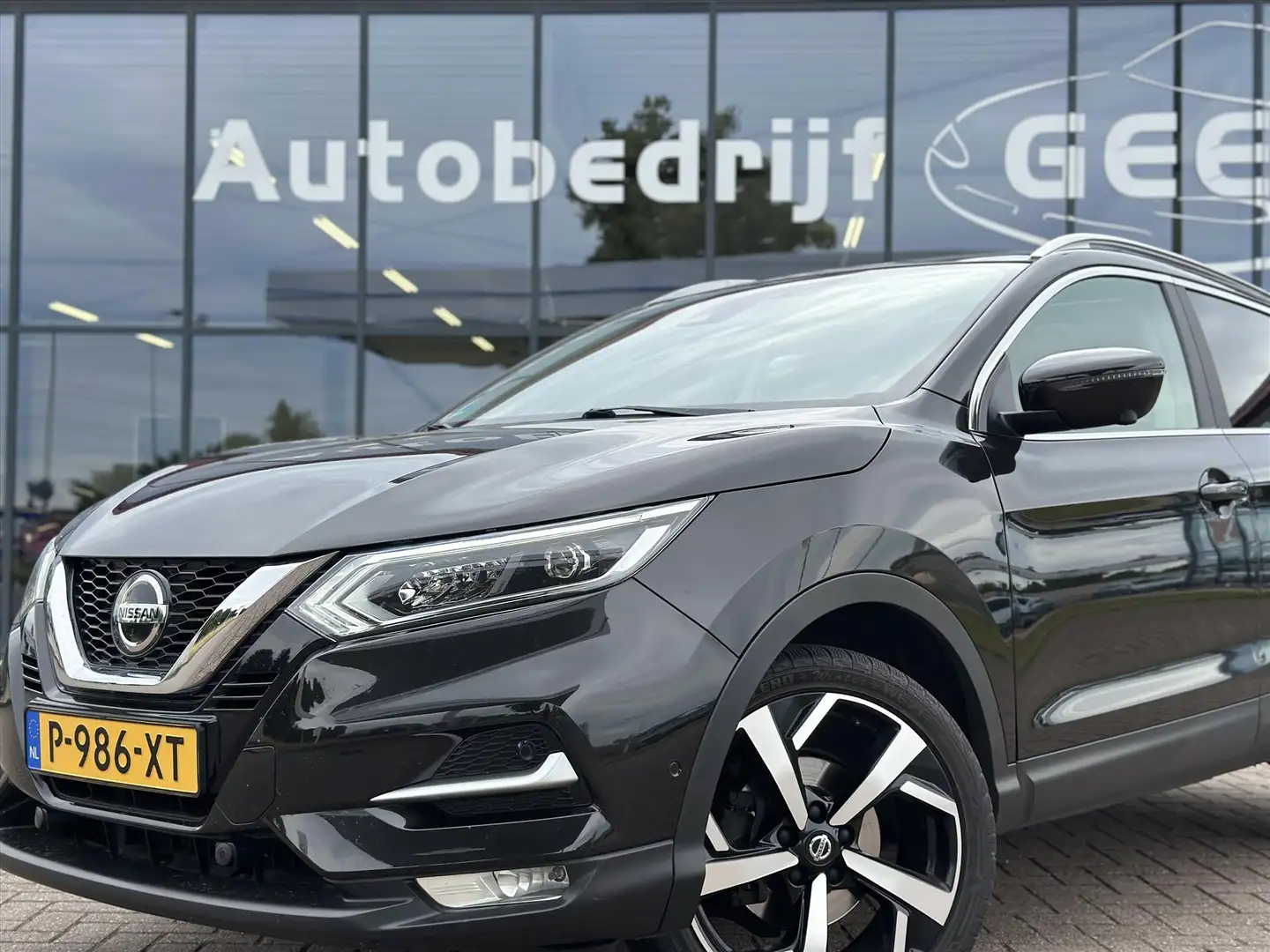 Nissan Qashqai 1.3 DIG-T 140pk Zwart - 2