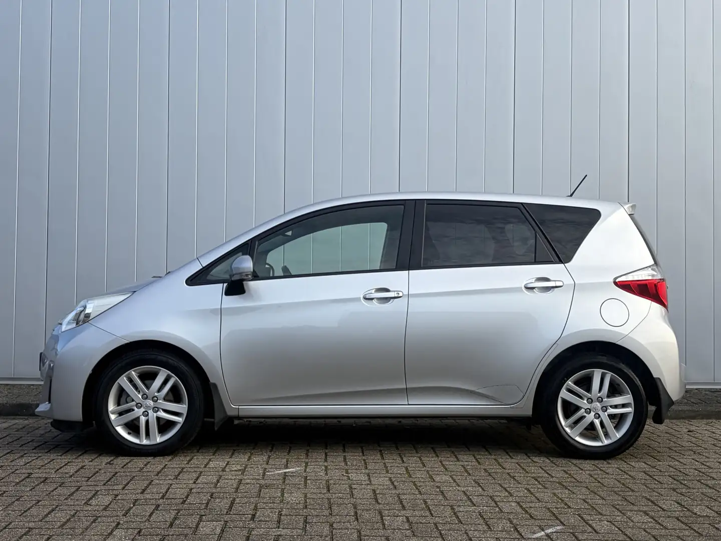 Toyota Verso-S 1.3 VVT-i Dynamic NL Auto Dealer Onderhouden Keyle Gris - 2