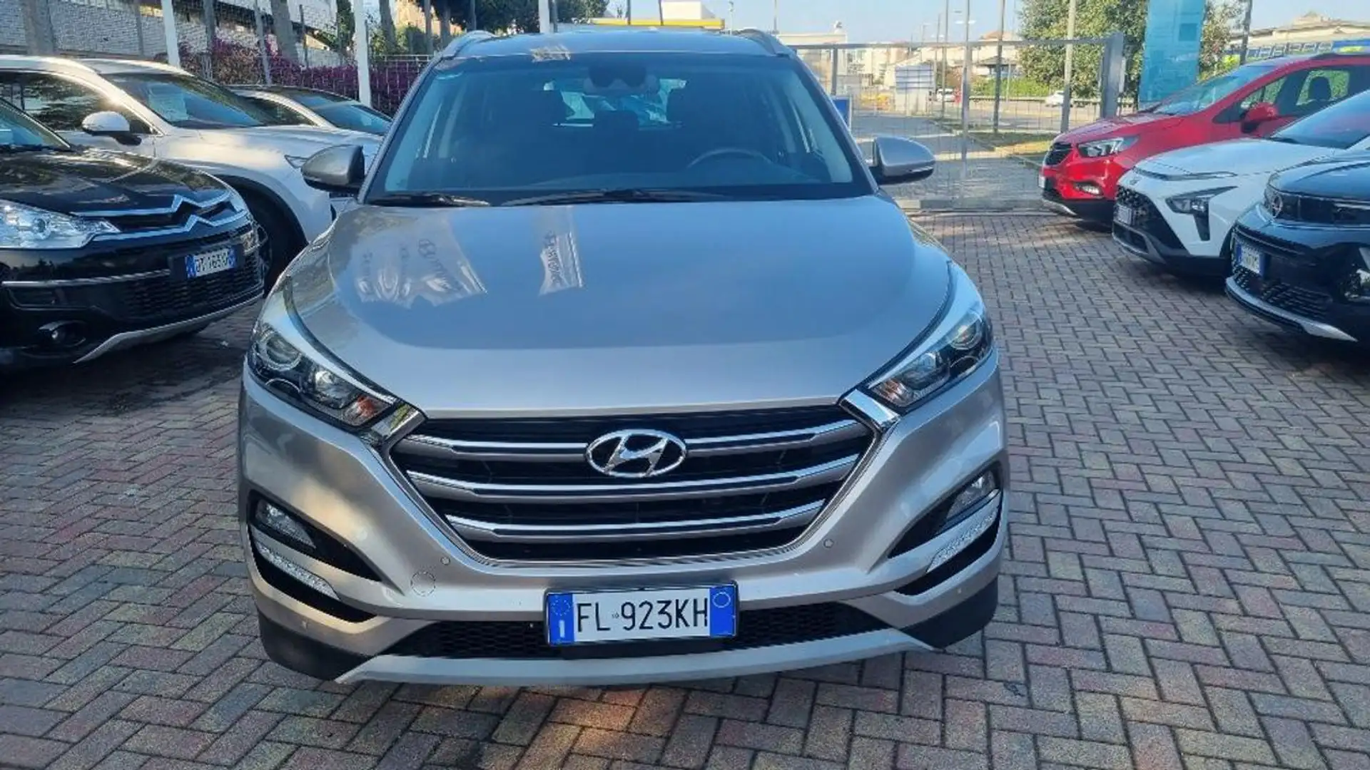 Hyundai TUCSON 1.7 CRDi XPossible Zilver - 1
