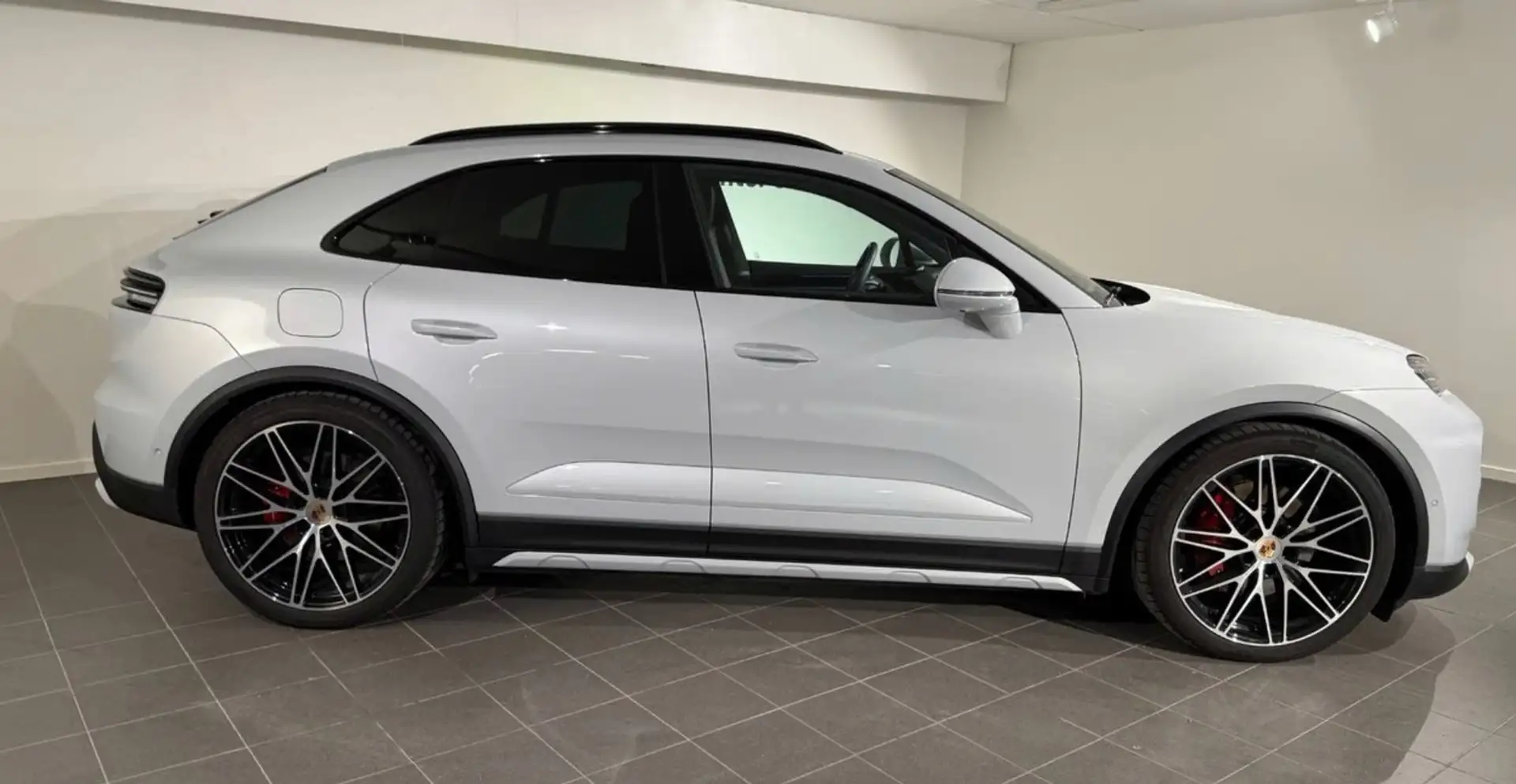 Porsche Macan Electric 4 S *PANO/360/BOSE/CHRONO* Grau - 2